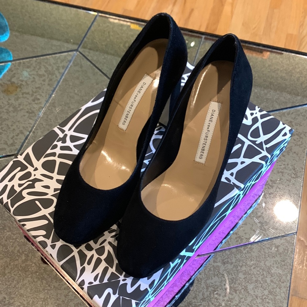 Diane von Furstenberg black suede pumps size 5 1/2